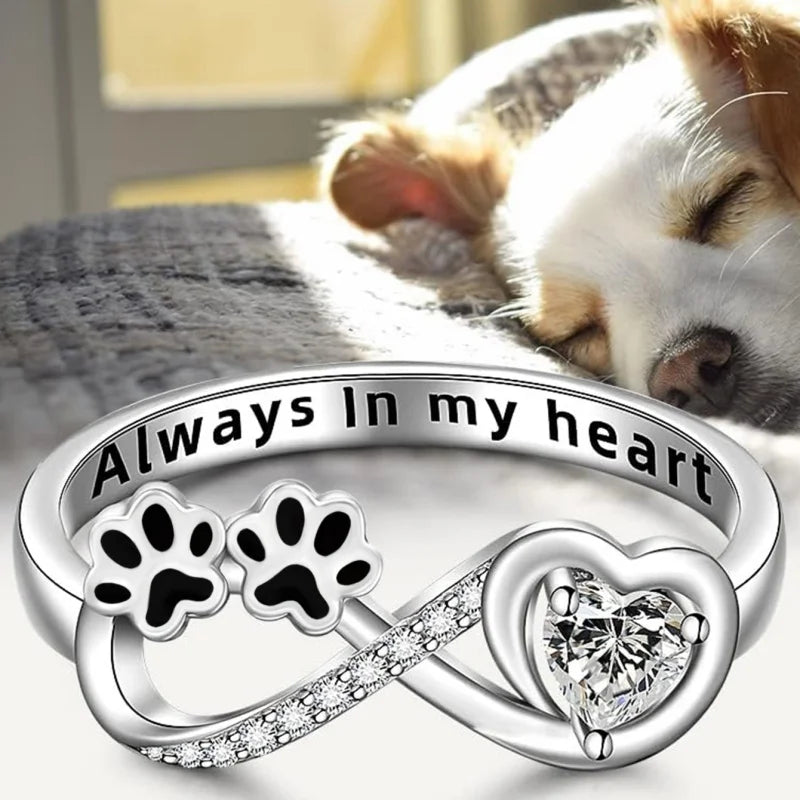 Ring with zirconia in the shape of a paw print featuring a heart and infinity design