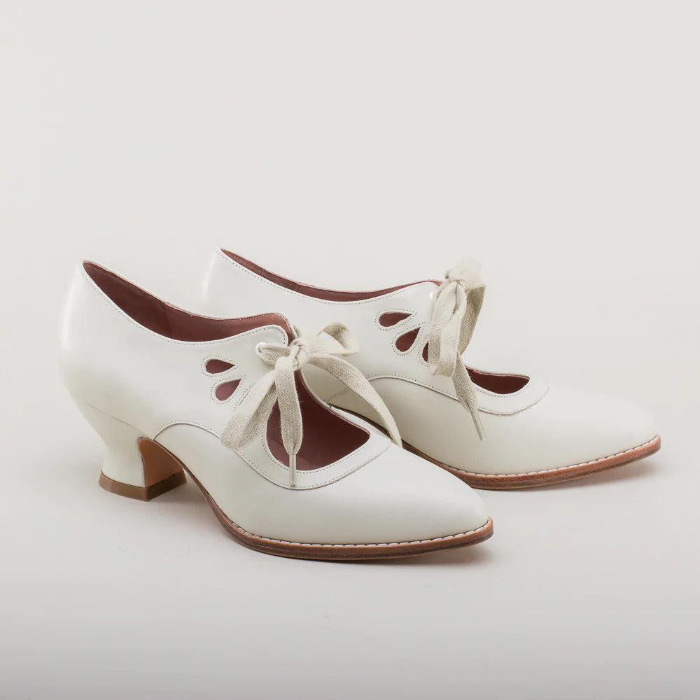 VITTORIA | Retro Heels with Elegant Laces