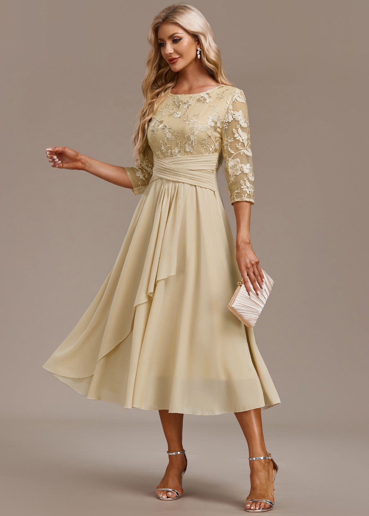 Elin™ | Champagne jurk met delicate borduursels