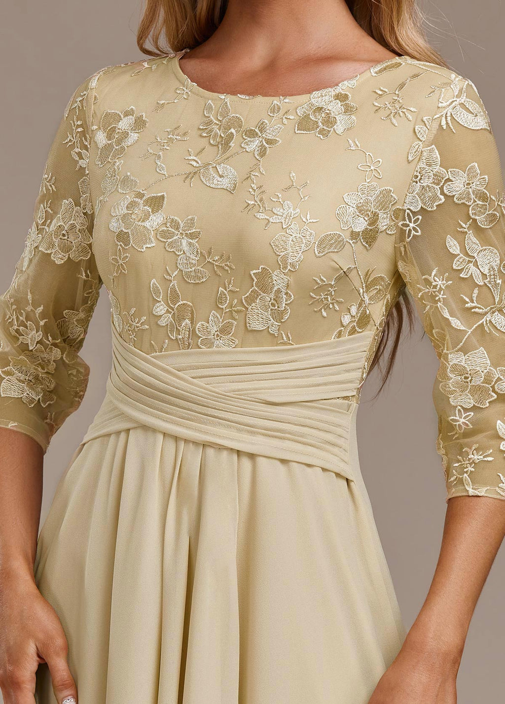 Elin™ | Champagne jurk met delicate borduursels