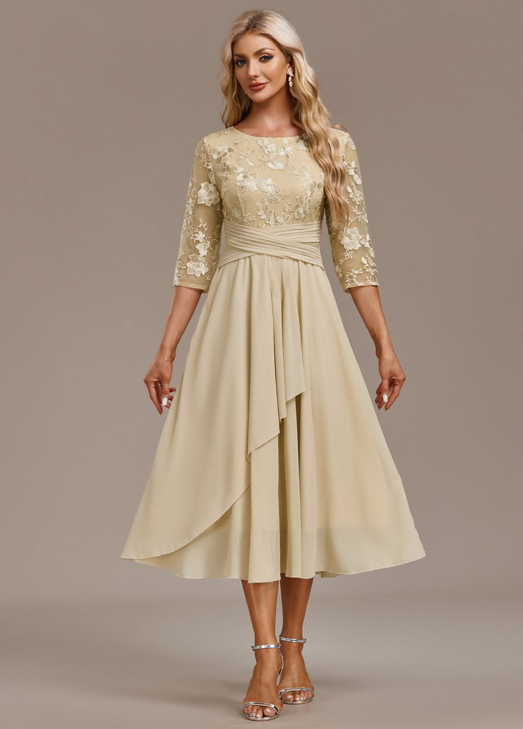 Elin™ | Champagne jurk met delicate borduursels