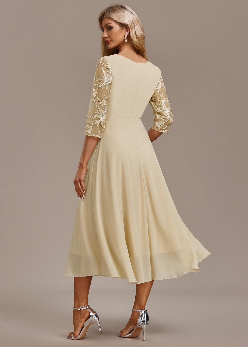 Elin™ | Champagne jurk met delicate borduursels