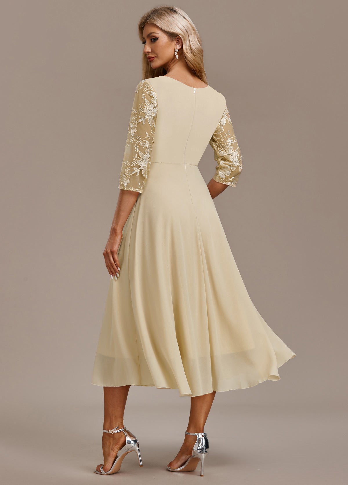 Elin™ | Champagne jurk met delicate borduursels