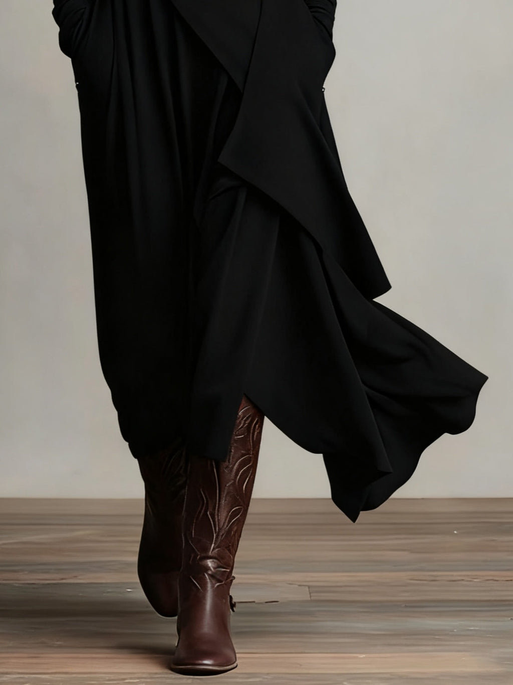 Ariadna | Lange asymmetrische geplooide jurk met hoge hals