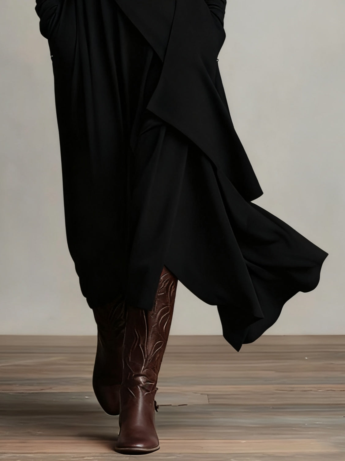 Ariadna | Lange asymmetrische geplooide jurk met hoge hals