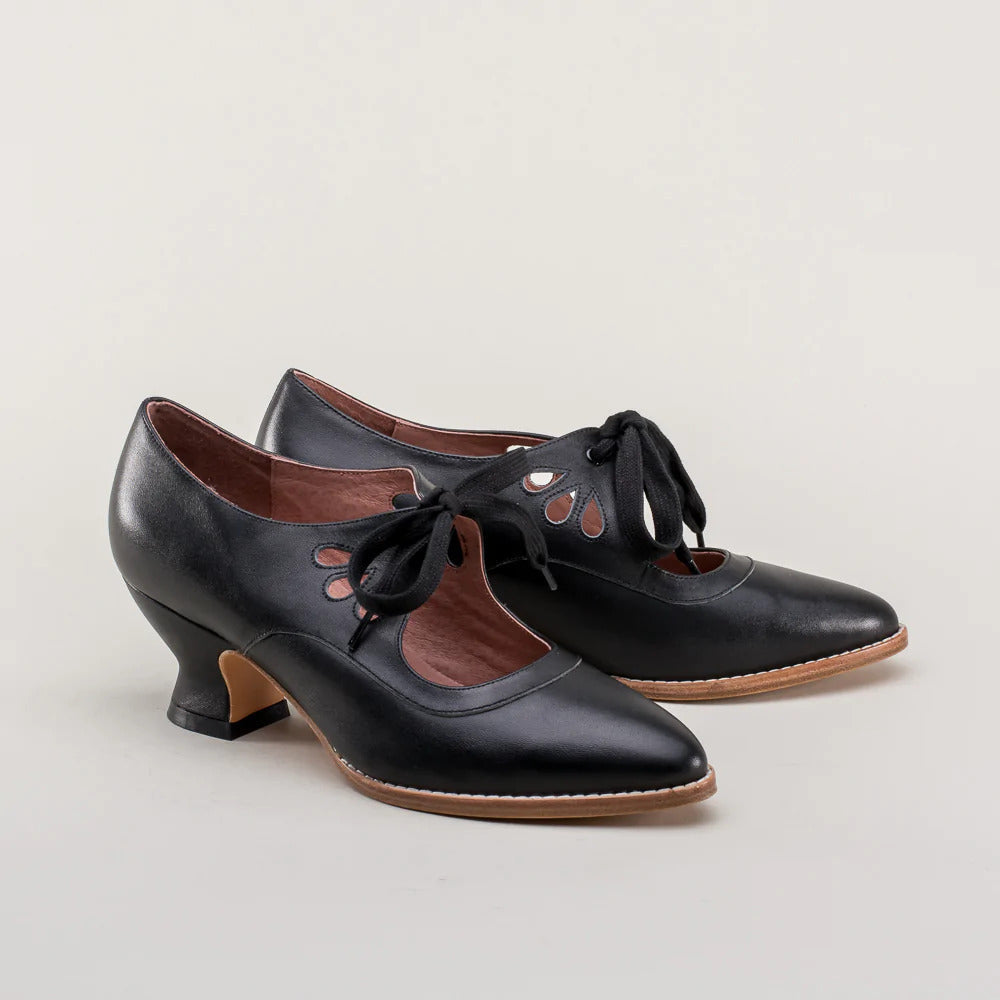 VITTORIA | Retro Heels with Elegant Laces